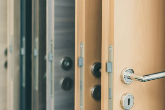 Mehrere Holztüren in unterschiedlichen Farben